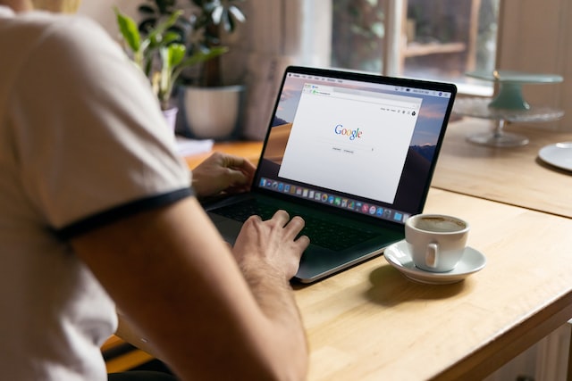 Pixeldorado propose des publicités Google Adwords, sur le réseau Search ou Display.